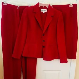 Ladies 3pc Suit never worn